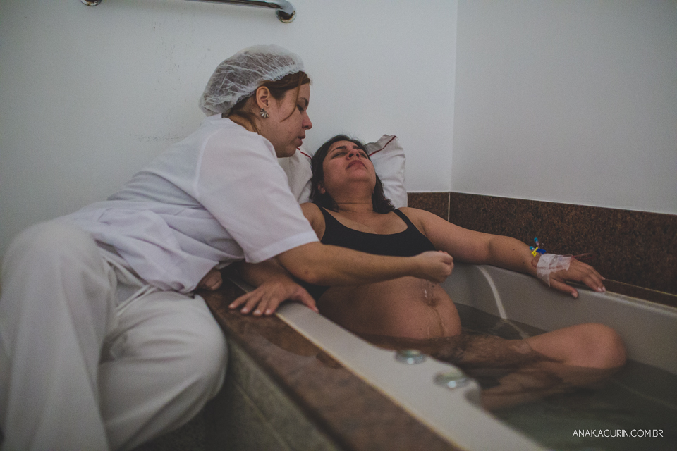 Parto natural hospitalar de Tomás, fotografado por Ana Kacurin na Perinatal de Laranjeiras, no Rio de Janeiro