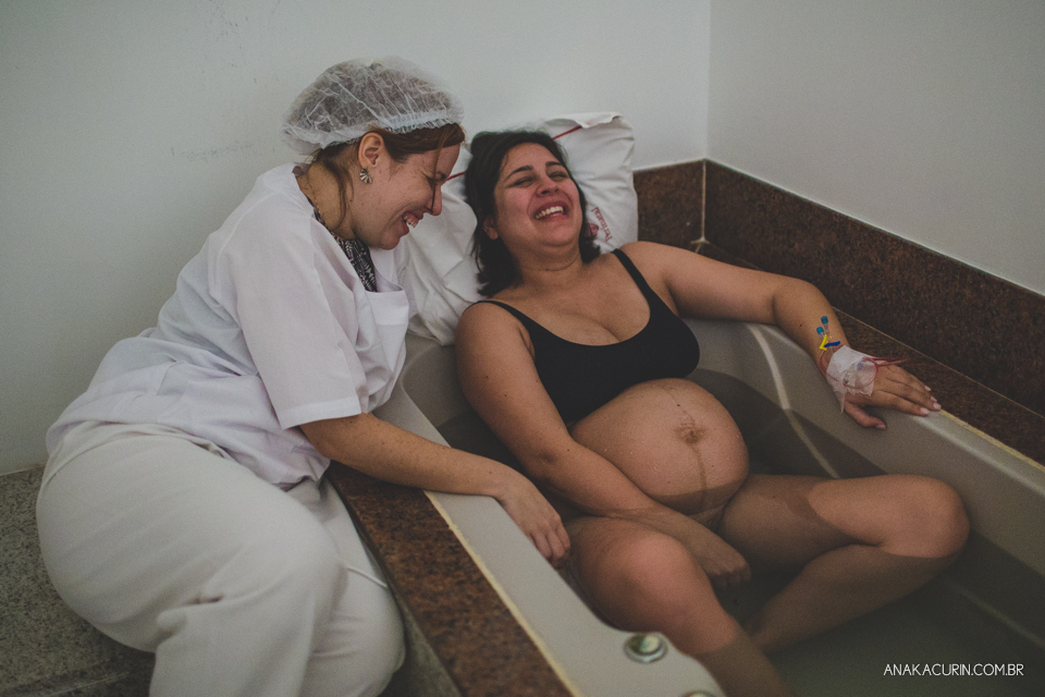 Parto natural hospitalar de Tomás, fotografado por Ana Kacurin na Perinatal de Laranjeiras, no Rio de Janeiro