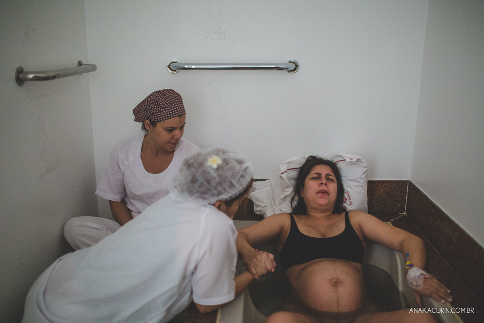 Parto natural hospitalar de Tomás, fotografado por Ana Kacurin na Perinatal de Laranjeiras, no Rio de Janeiro