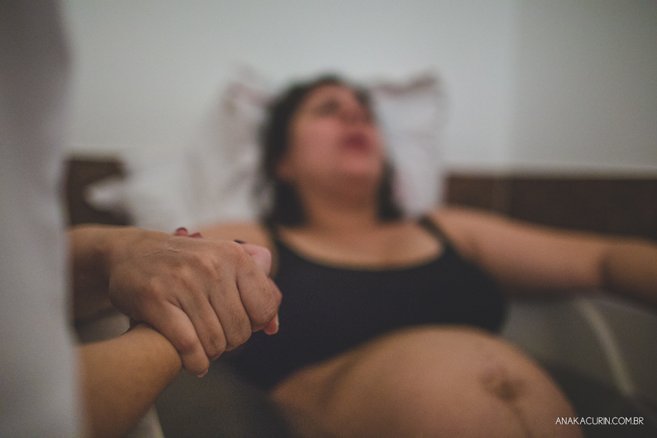 Parto natural hospitalar de Tomás, fotografado por Ana Kacurin na Perinatal de Laranjeiras, no Rio de Janeiro