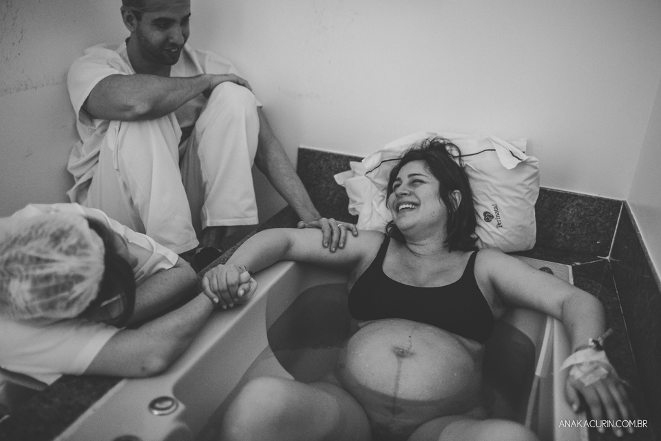 Parto natural hospitalar de Tomás, fotografado por Ana Kacurin na Perinatal de Laranjeiras, no Rio de Janeiro