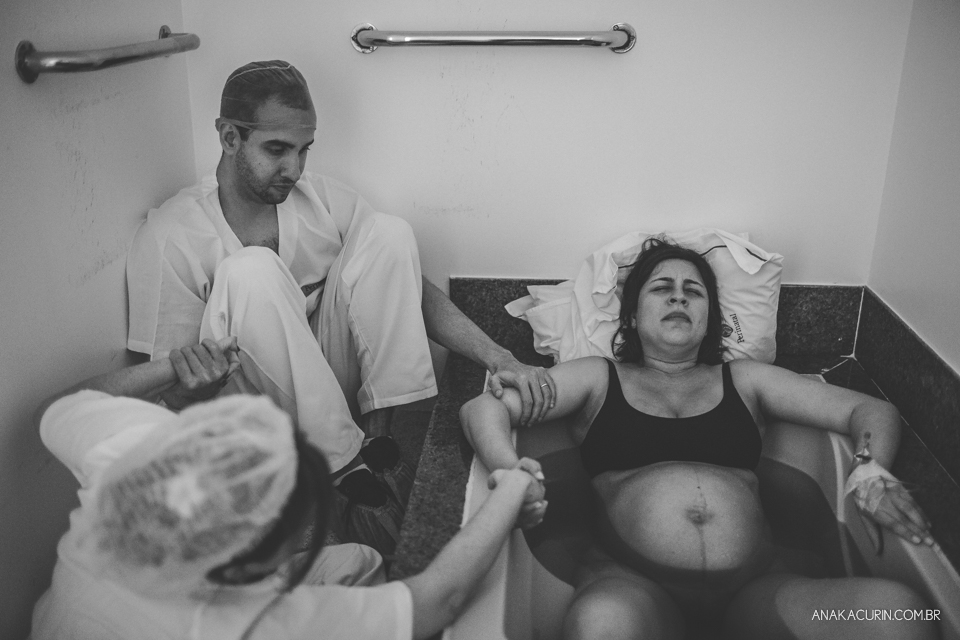 Parto natural hospitalar de Tomás, fotografado por Ana Kacurin na Perinatal de Laranjeiras, no Rio de Janeiro