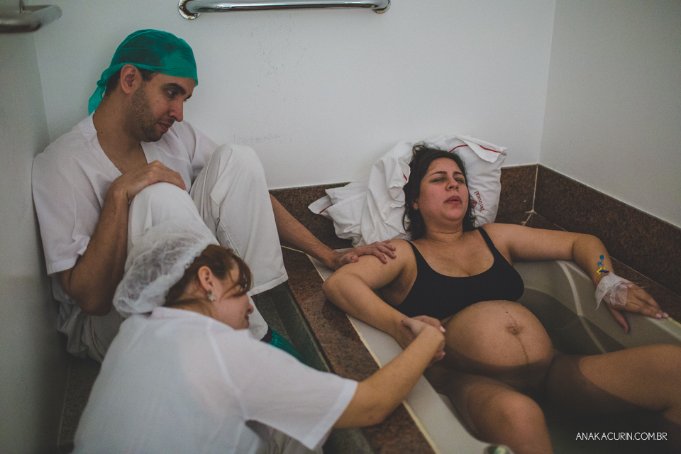 Parto natural hospitalar de Tomás, fotografado por Ana Kacurin na Perinatal de Laranjeiras, no Rio de Janeiro