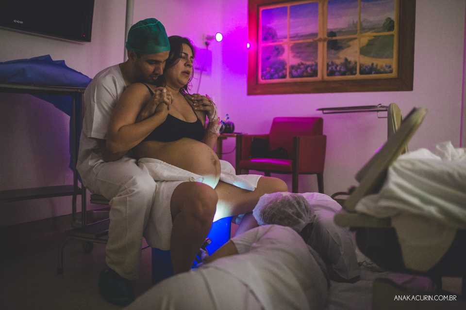 Parto natural hospitalar de Tomás, fotografado por Ana Kacurin na Perinatal de Laranjeiras, no Rio de Janeiro