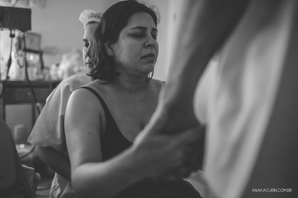 Parto natural hospitalar de Tomás, fotografado por Ana Kacurin na Perinatal de Laranjeiras, no Rio de Janeiro