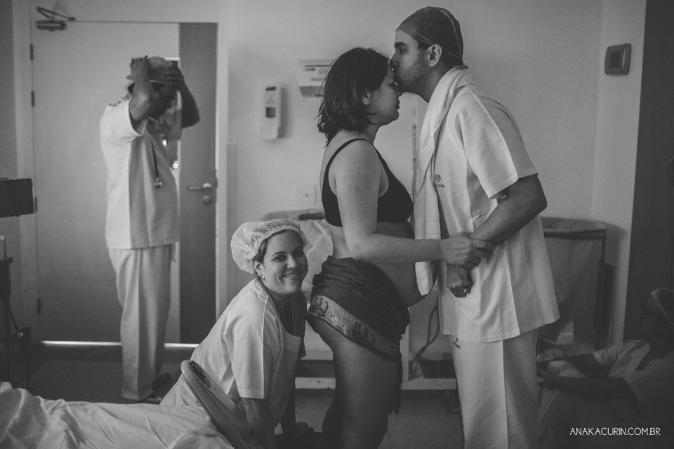 Parto natural hospitalar de Tomás, fotografado por Ana Kacurin na Perinatal de Laranjeiras, no Rio de Janeiro