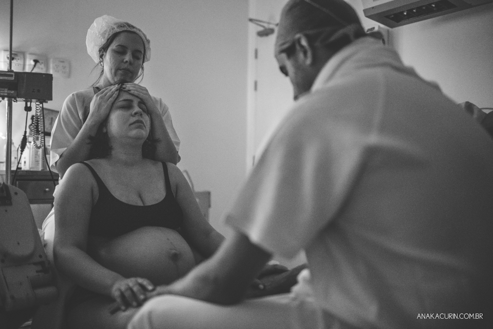 Parto natural hospitalar de Tomás, fotografado por Ana Kacurin na Perinatal de Laranjeiras, no Rio de Janeiro
