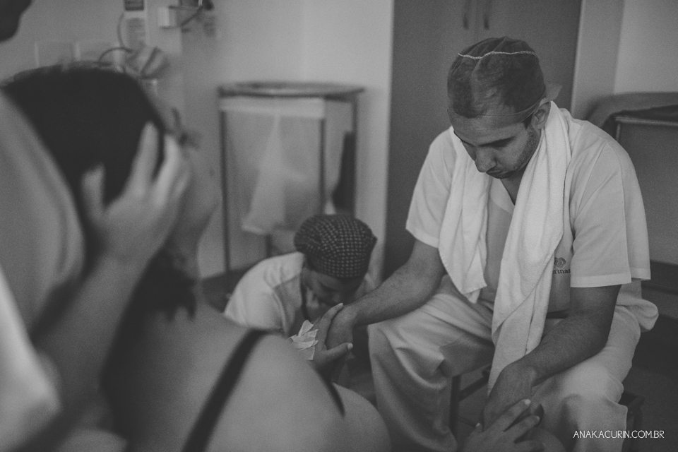 Parto natural hospitalar de Tomás, fotografado por Ana Kacurin na Perinatal de Laranjeiras, no Rio de Janeiro