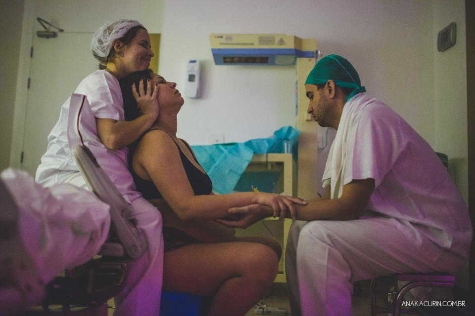 Parto natural hospitalar de Tomás, fotografado por Ana Kacurin na Perinatal de Laranjeiras, no Rio de Janeiro