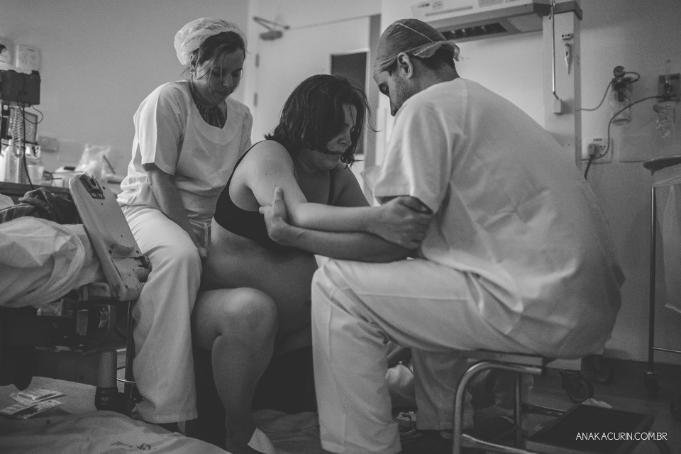 Parto natural hospitalar de Tomás, fotografado por Ana Kacurin na Perinatal de Laranjeiras, no Rio de Janeiro