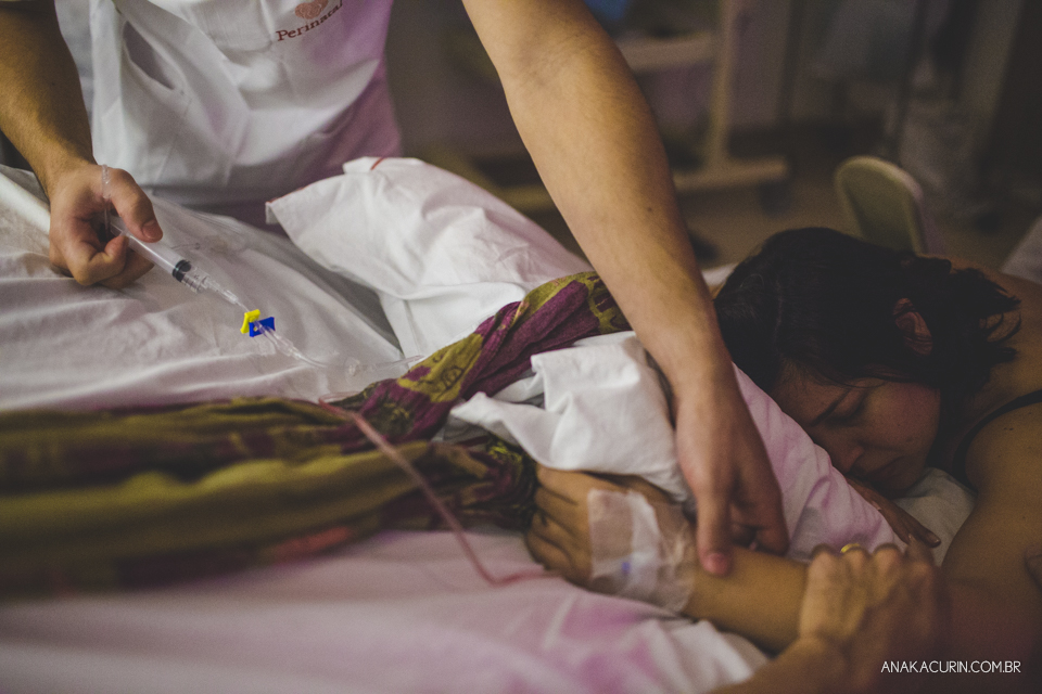 Parto natural hospitalar de Tomás, fotografado por Ana Kacurin na Perinatal de Laranjeiras, no Rio de Janeiro