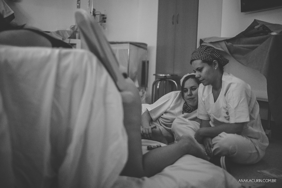 Parto natural hospitalar de Tomás, fotografado por Ana Kacurin na Perinatal de Laranjeiras, no Rio de Janeiro