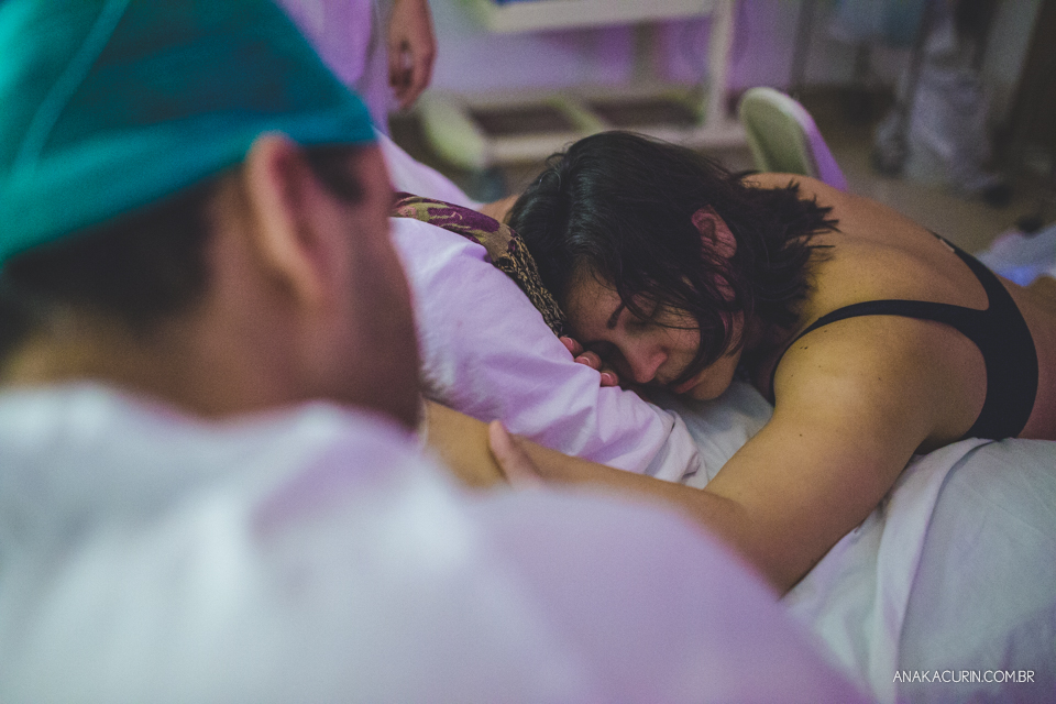 Parto natural hospitalar de Tomás, fotografado por Ana Kacurin na Perinatal de Laranjeiras, no Rio de Janeiro