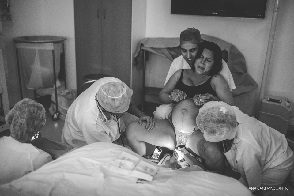 Parto natural hospitalar de Tomás, fotografado por Ana Kacurin na Perinatal de Laranjeiras, no Rio de Janeiro