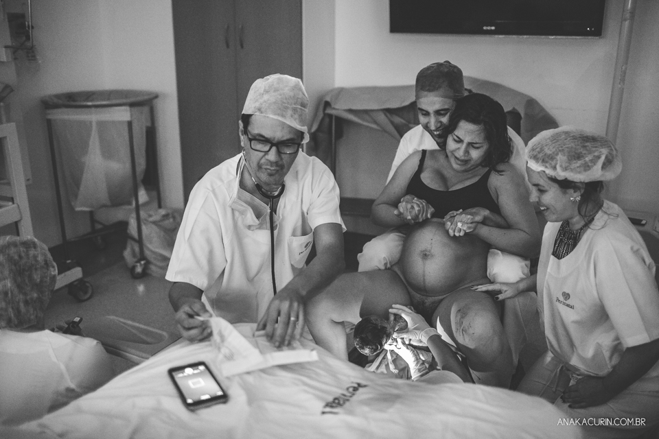 Parto natural hospitalar de Tomás, fotografado por Ana Kacurin na Perinatal de Laranjeiras, no Rio de Janeiro
