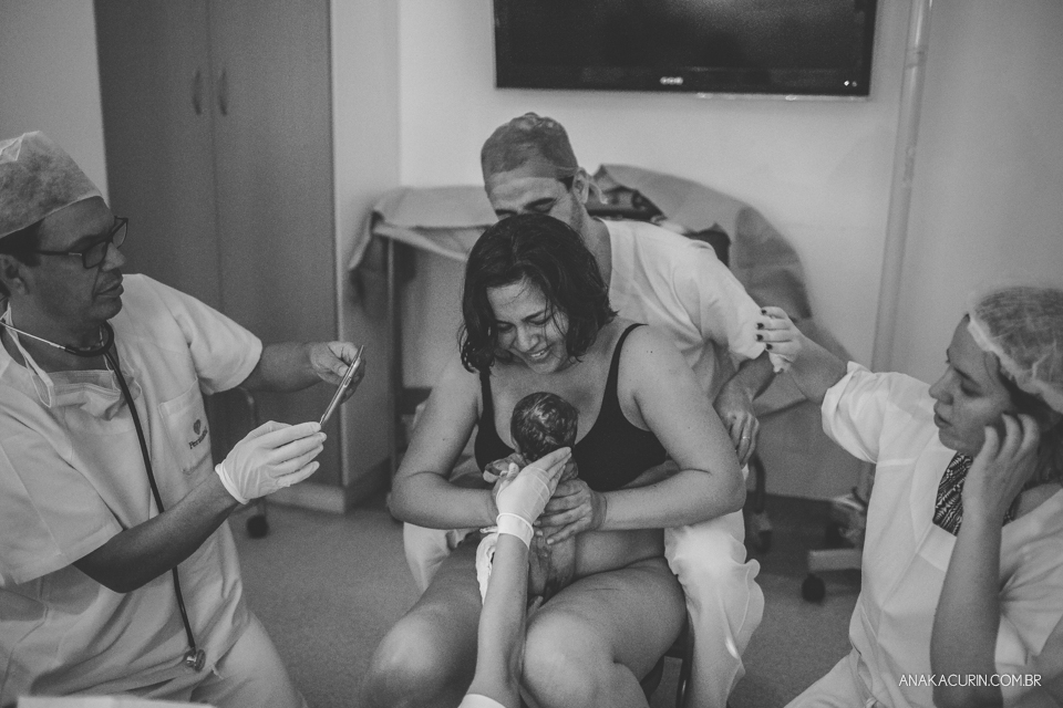 Parto natural hospitalar de Tomás, fotografado por Ana Kacurin na Perinatal de Laranjeiras, no Rio de Janeiro
