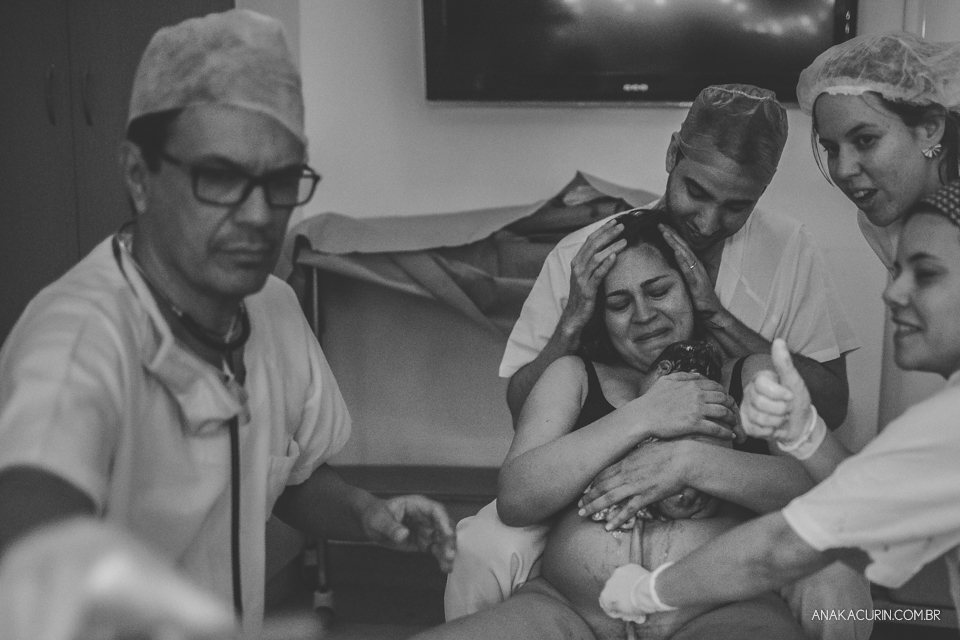 Parto natural hospitalar de Tomás, fotografado por Ana Kacurin na Perinatal de Laranjeiras, no Rio de Janeiro