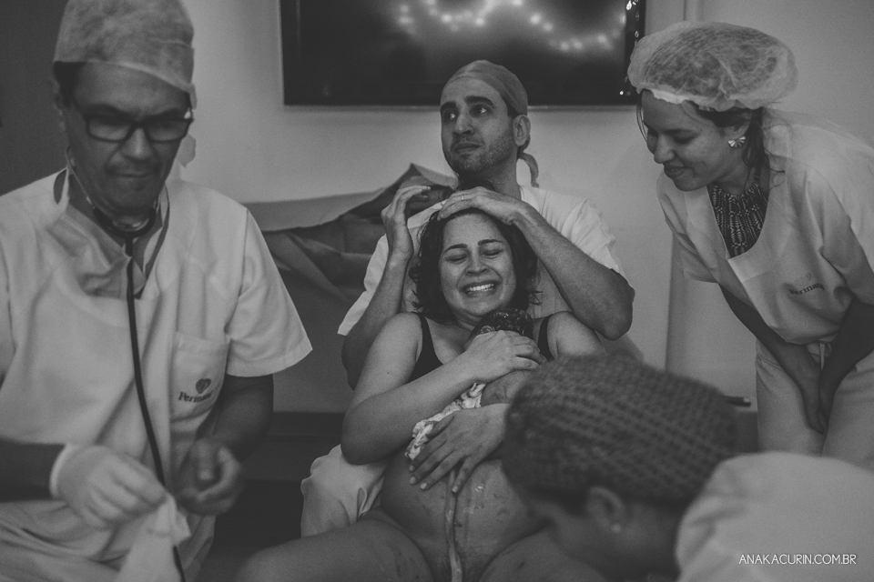 Parto natural hospitalar de Tomás, fotografado por Ana Kacurin na Perinatal de Laranjeiras, no Rio de Janeiro