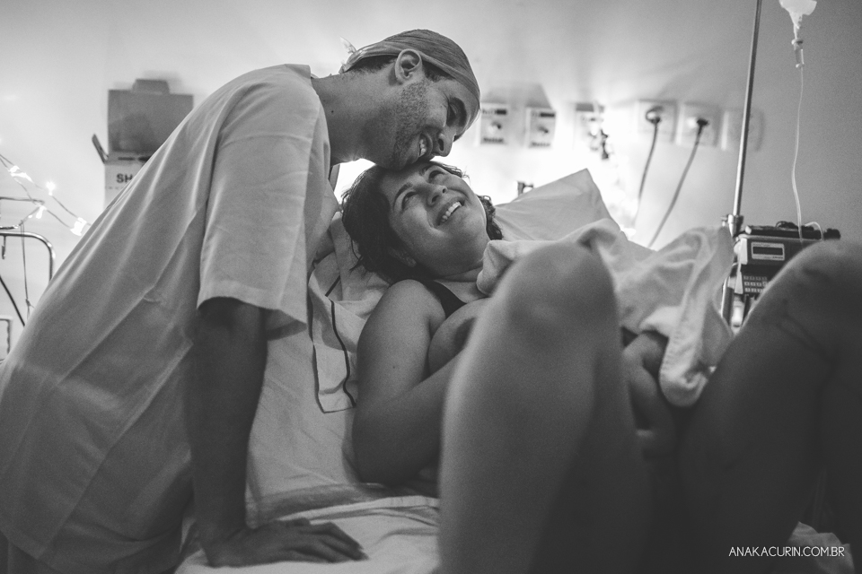 Parto natural hospitalar de Tomás, fotografado por Ana Kacurin na Perinatal de Laranjeiras, no Rio de Janeiro
