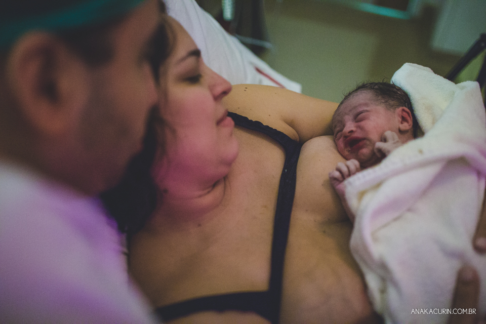 Parto natural hospitalar de Tomás, fotografado por Ana Kacurin na Perinatal de Laranjeiras, no Rio de Janeiro