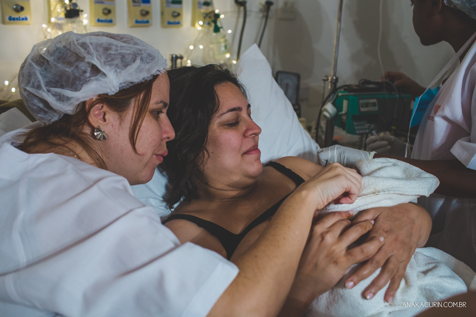 Parto natural hospitalar de Tomás, fotografado por Ana Kacurin na Perinatal de Laranjeiras, no Rio de Janeiro