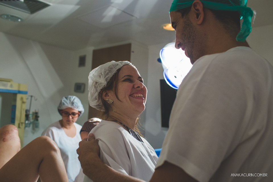 Parto natural hospitalar de Tomás, fotografado por Ana Kacurin na Perinatal de Laranjeiras, no Rio de Janeiro