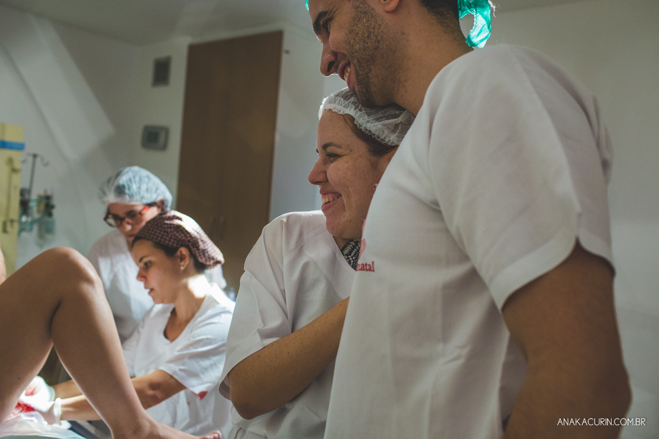 Parto natural hospitalar de Tomás, fotografado por Ana Kacurin na Perinatal de Laranjeiras, no Rio de Janeiro