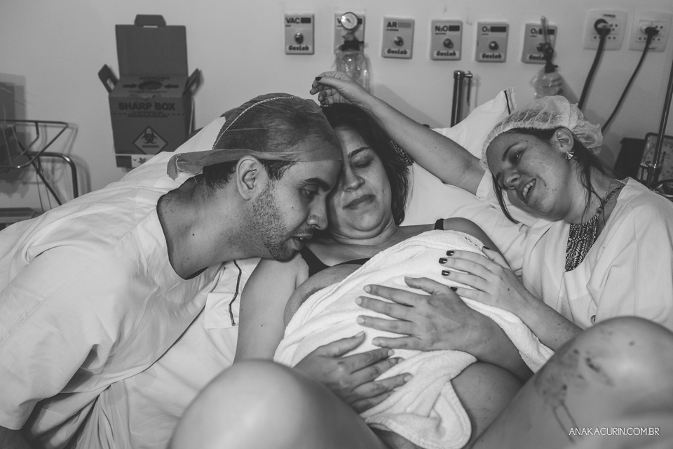 Parto natural hospitalar de Tomás, fotografado por Ana Kacurin na Perinatal de Laranjeiras, no Rio de Janeiro