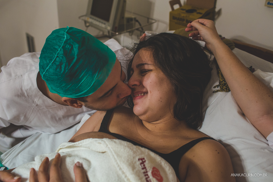 Parto natural hospitalar de Tomás, fotografado por Ana Kacurin na Perinatal de Laranjeiras, no Rio de Janeiro