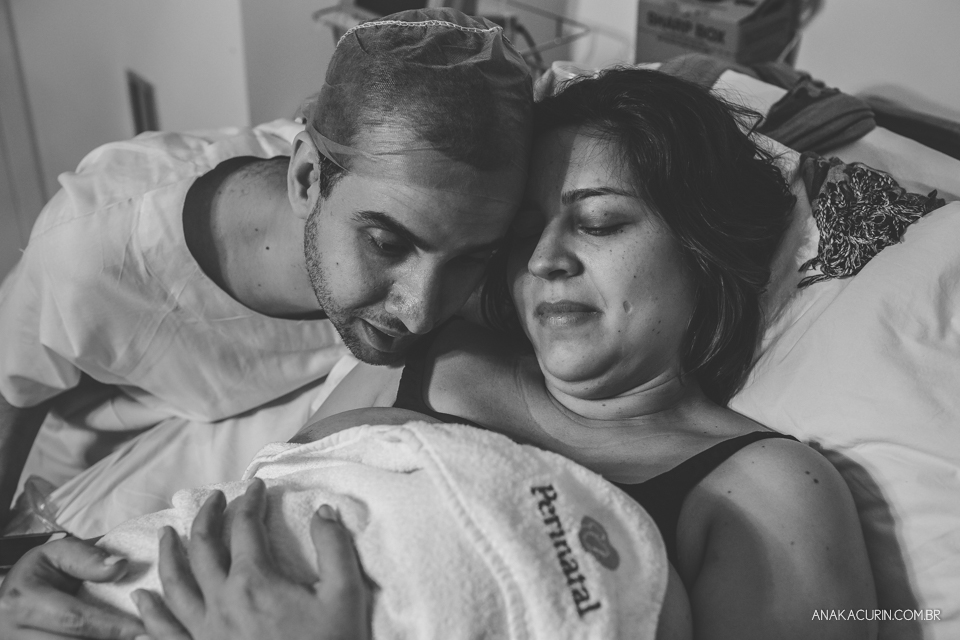 Parto natural hospitalar de Tomás, fotografado por Ana Kacurin na Perinatal de Laranjeiras, no Rio de Janeiro