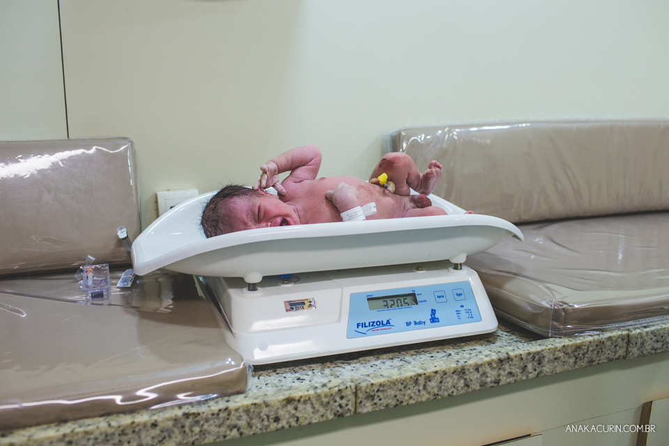 Parto natural hospitalar de Tomás, fotografado por Ana Kacurin na Perinatal de Laranjeiras, no Rio de Janeiro