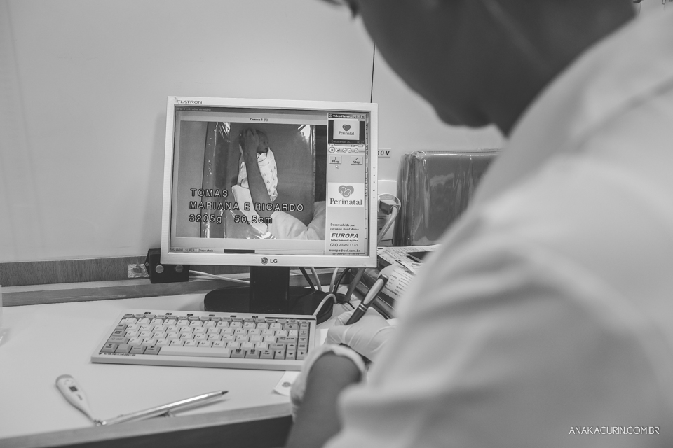 Parto natural hospitalar de Tomás, fotografado por Ana Kacurin na Perinatal de Laranjeiras, no Rio de Janeiro