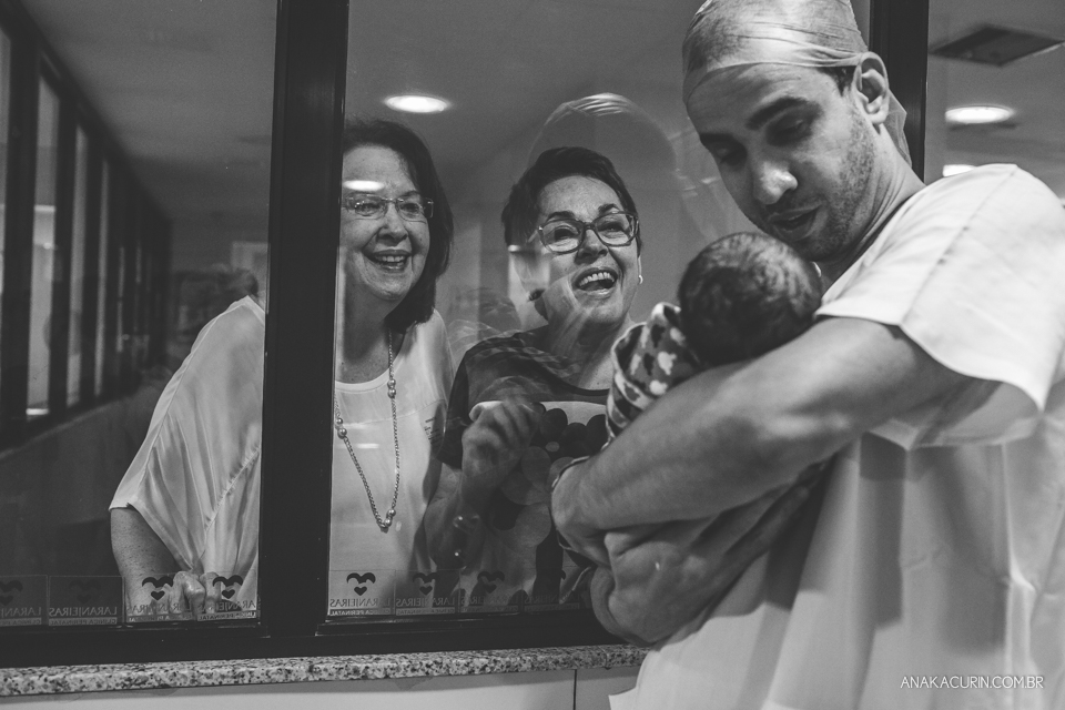 Parto natural hospitalar de Tomás, fotografado por Ana Kacurin na Perinatal de Laranjeiras, no Rio de Janeiro