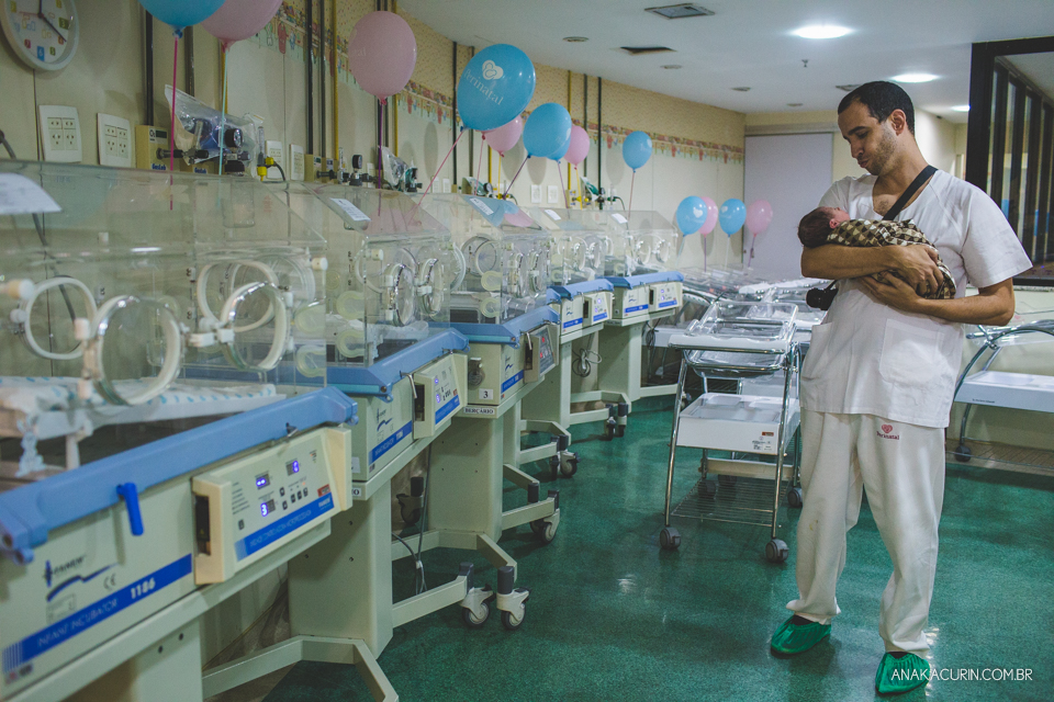 Parto natural hospitalar de Tomás, fotografado por Ana Kacurin na Perinatal de Laranjeiras, no Rio de Janeiro