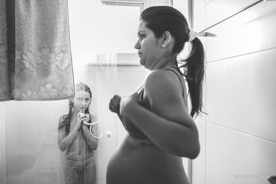 Parto natural domiciliar de Helena, filha de Clarissa Ornellas Bagno e Felipe Bagno, fotografado por Ana Kacurin no Rio de Janeiro.