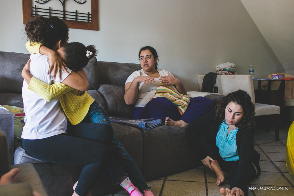 Parto natural domiciliar de Helena, filha de Clarissa Ornellas Bagno e Felipe Bagno, fotografado por Ana Kacurin no Rio de Janeiro.