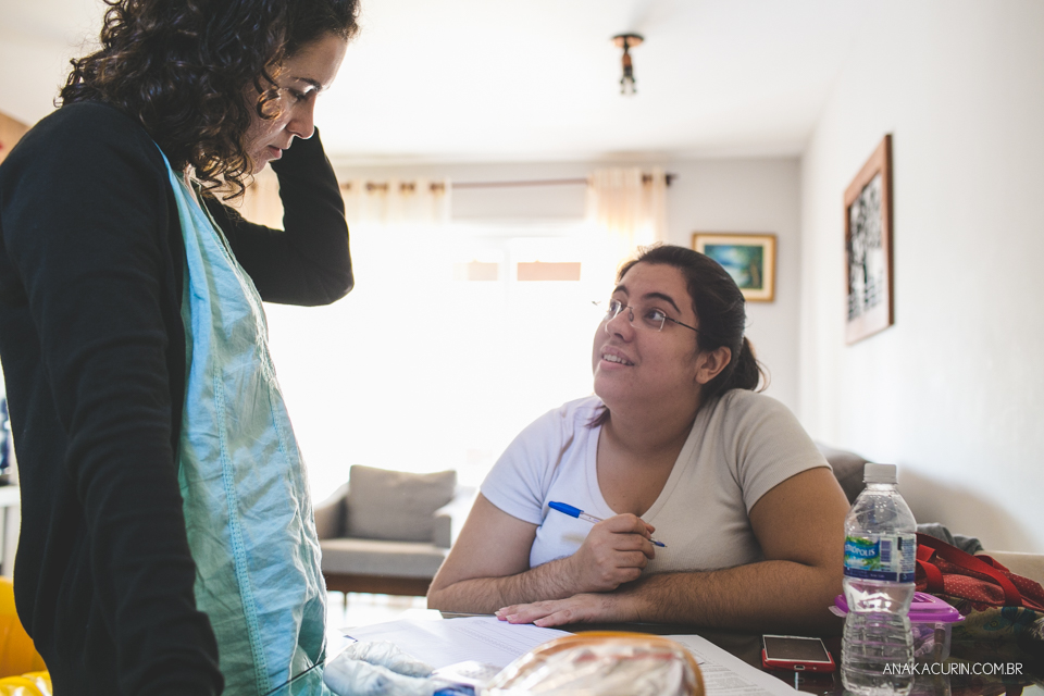 Parto natural domiciliar de Helena, filha de Clarissa Ornellas Bagno e Felipe Bagno, fotografado por Ana Kacurin no Rio de Janeiro.