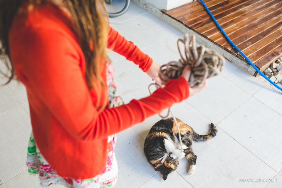 Parto natural domiciliar de Helena, filha de Clarissa Ornellas Bagno e Felipe Bagno, fotografado por Ana Kacurin no Rio de Janeiro.