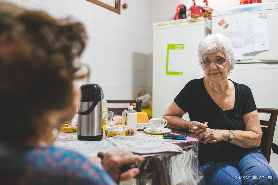 Parto natural domiciliar de Helena, filha de Clarissa Ornellas Bagno e Felipe Bagno, fotografado por Ana Kacurin no Rio de Janeiro.