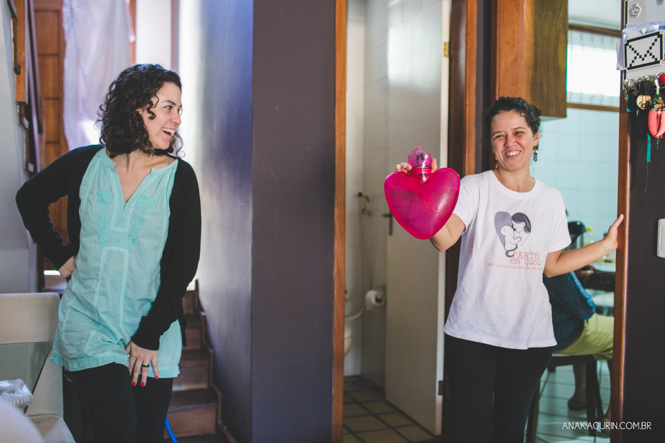 Parto natural domiciliar de Helena, filha de Clarissa Ornellas Bagno e Felipe Bagno, fotografado por Ana Kacurin no Rio de Janeiro.