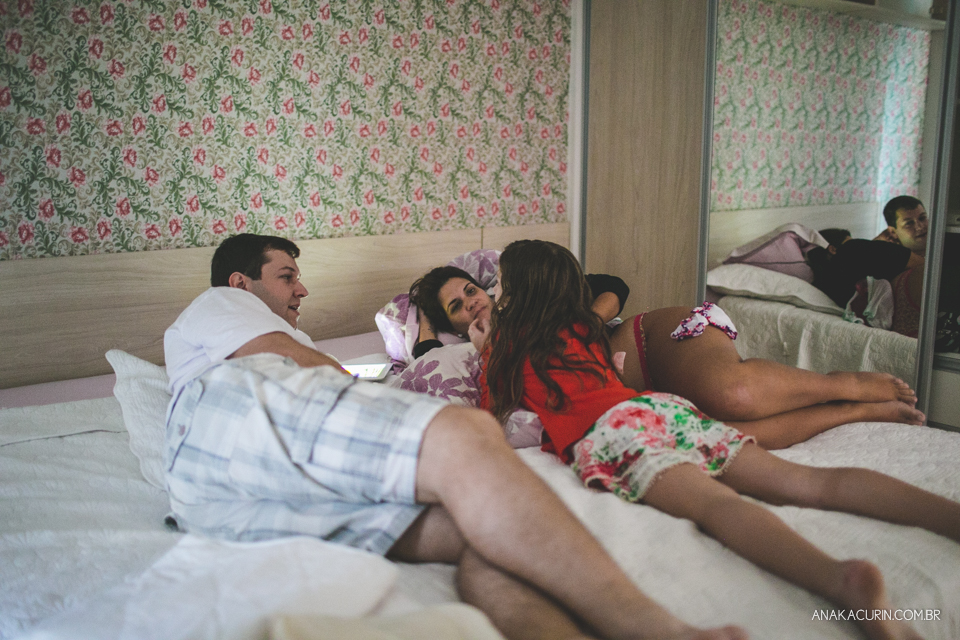 Parto natural domiciliar de Helena, filha de Clarissa Ornellas Bagno e Felipe Bagno, fotografado por Ana Kacurin no Rio de Janeiro.