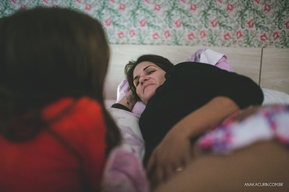 Parto natural domiciliar de Helena, filha de Clarissa Ornellas Bagno e Felipe Bagno, fotografado por Ana Kacurin no Rio de Janeiro.