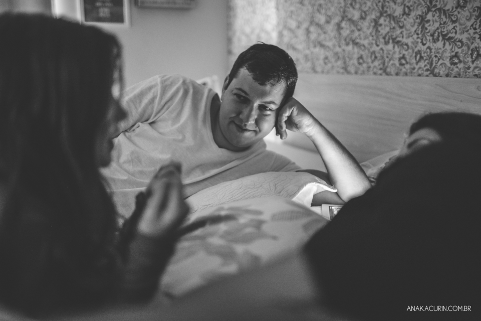 Parto natural domiciliar de Helena, filha de Clarissa Ornellas Bagno e Felipe Bagno, fotografado por Ana Kacurin no Rio de Janeiro.