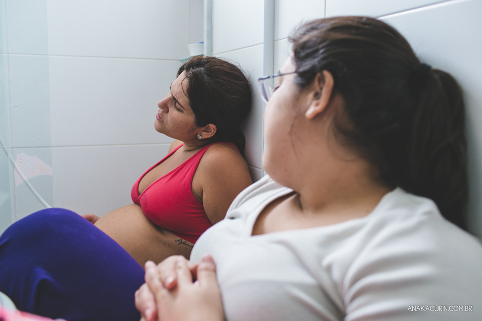 Parto natural domiciliar de Helena, filha de Clarissa Ornellas Bagno e Felipe Bagno, fotografado por Ana Kacurin no Rio de Janeiro.