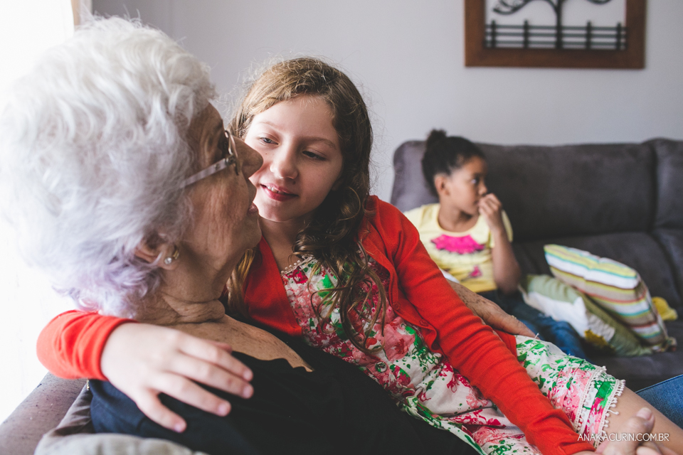 Parto natural domiciliar de Helena, filha de Clarissa Ornellas Bagno e Felipe Bagno, fotografado por Ana Kacurin no Rio de Janeiro.