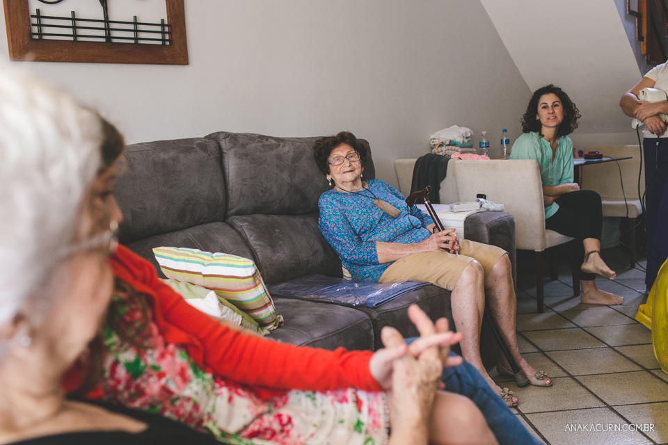 Parto natural domiciliar de Helena, filha de Clarissa Ornellas Bagno e Felipe Bagno, fotografado por Ana Kacurin no Rio de Janeiro.