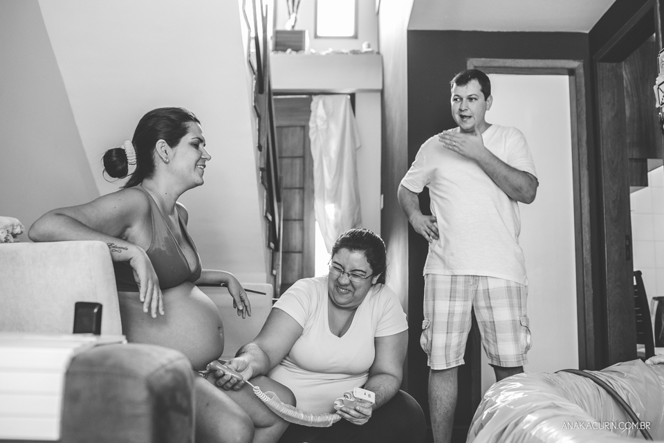 Parto natural domiciliar de Helena, filha de Clarissa Ornellas Bagno e Felipe Bagno, fotografado por Ana Kacurin no Rio de Janeiro.