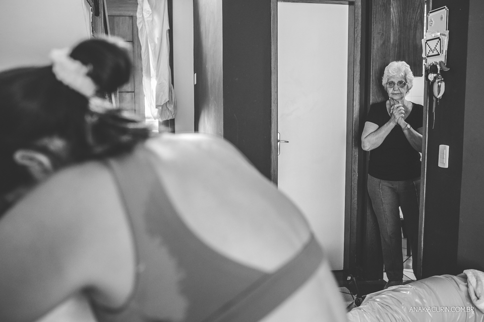 Parto natural domiciliar de Helena, filha de Clarissa Ornellas Bagno e Felipe Bagno, fotografado por Ana Kacurin no Rio de Janeiro.