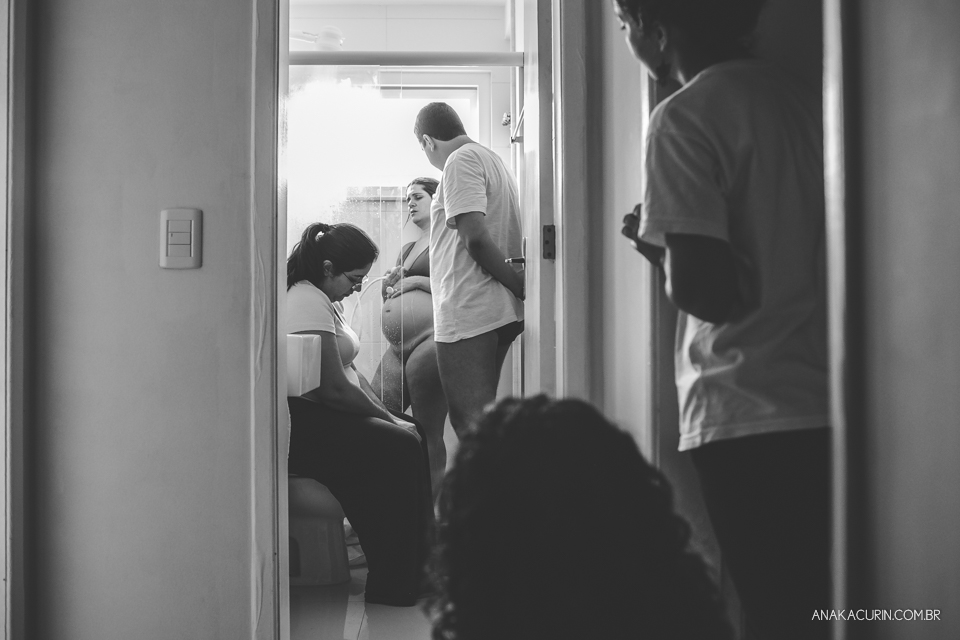 Parto natural domiciliar de Helena, filha de Clarissa Ornellas Bagno e Felipe Bagno, fotografado por Ana Kacurin no Rio de Janeiro.