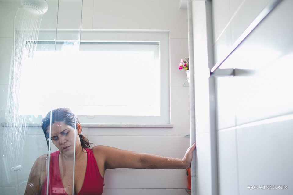 Parto natural domiciliar de Helena, filha de Clarissa Ornellas Bagno e Felipe Bagno, fotografado por Ana Kacurin no Rio de Janeiro.